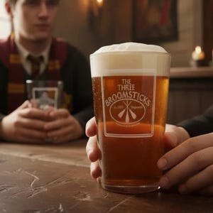 Las Tres Escobas - Letrero de pub - Harry Potter - Vaso de pinta grabado - Caja de presentación