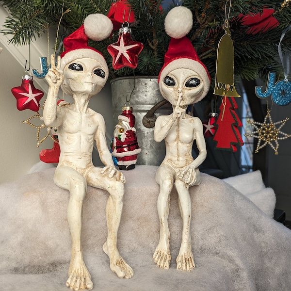Alien Invasion Christmas Decoration Alien Statues Shelf Sitters 10 “ H Alien Figurines Funny X’Mas Home or Patio Decoration – Set of 2