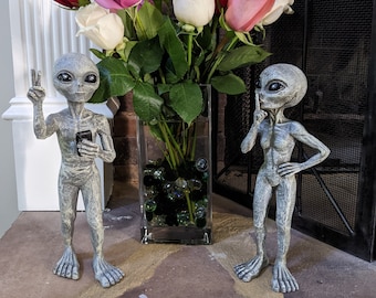 Alien Invasion Standing Alien Statues Peace & Quiet 10 inch H UFO Extraterrestrial Figurine Garden Stakes Set – Alien Gray