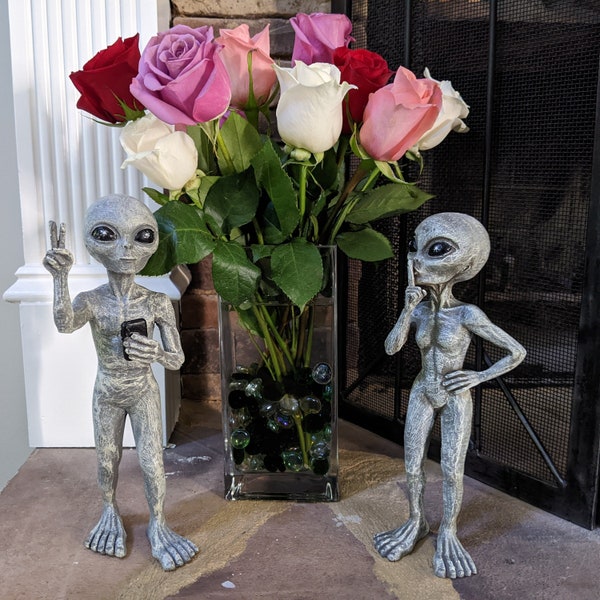 Alien Invasion Stehende Alien Statuen Peace & Quiet 10 Zoll H UFO Außerirdische Figur Gartenpfähle Set – Alien Grey