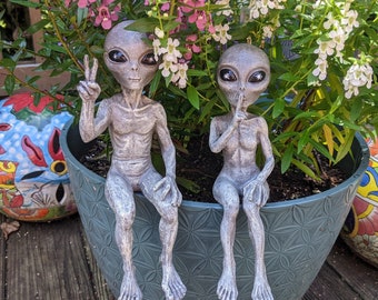 Alien Invasion Shelf Sitters 'Peace & Quiet' 10” H UFO Garden Alien Statues Figurine Set Funny Home and Garden Décor – Alien Gray