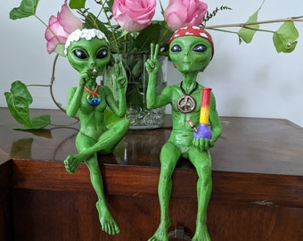 Invasión alienígena hippie y fumeta, pareja alienígena fumando marihuana de 25 cm de alto