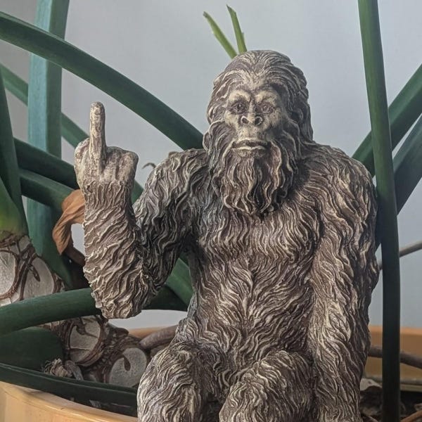 "Big Foot The Rude ""Flipping The Bird"" Sasquatch Yeti Statue drinnen / draußen für Terrasse, Deck, Haus, Büro 10 in H Shelf Sitter Figur."