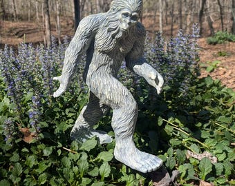 Klassiek Bigfoot-standbeeld, handgeschilderd koudgegoten hars Sasquatch-beeldje, 11,5" hoog