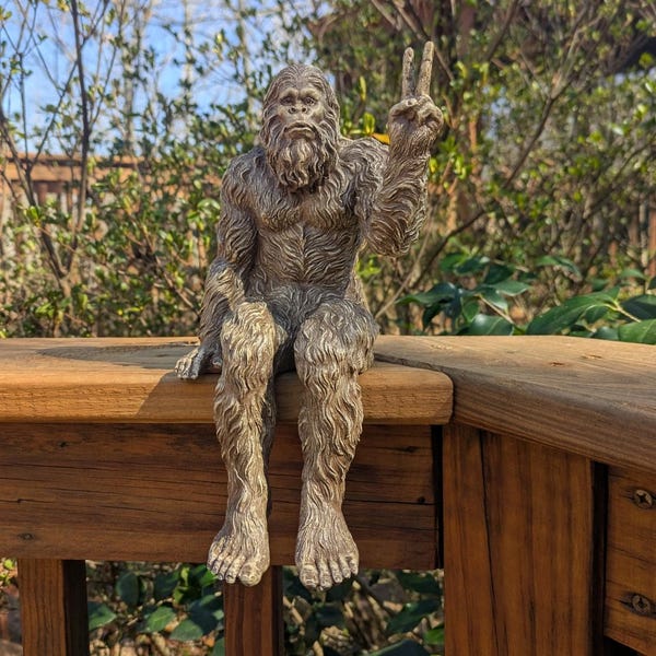 Bigfoot Peace Sign Sasquatch Yeti-staty inomhus/utomhus för uteplats, altan, hem, kontor 10 tum H hyllfigur