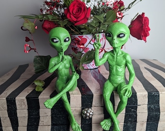 Alien Invasion Ledge Loungers “Peace & Quiet” 10″ H Statues Set