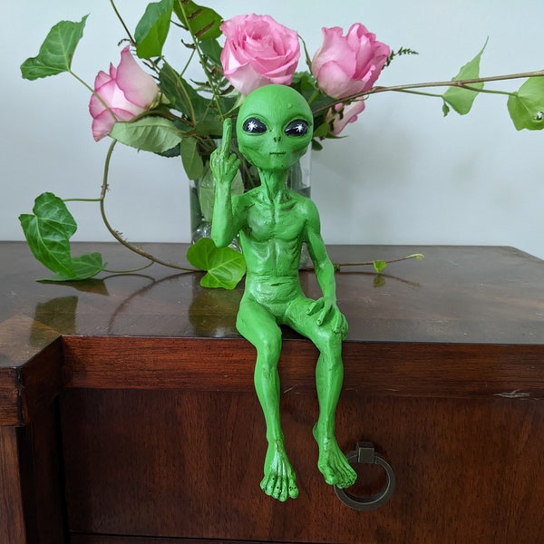 Unhöfliche Alien-Statue „Flipping The Bird“, 10″ H Regalsitter, außerirdische Figur, lustige Heim- oder Gartendekoration