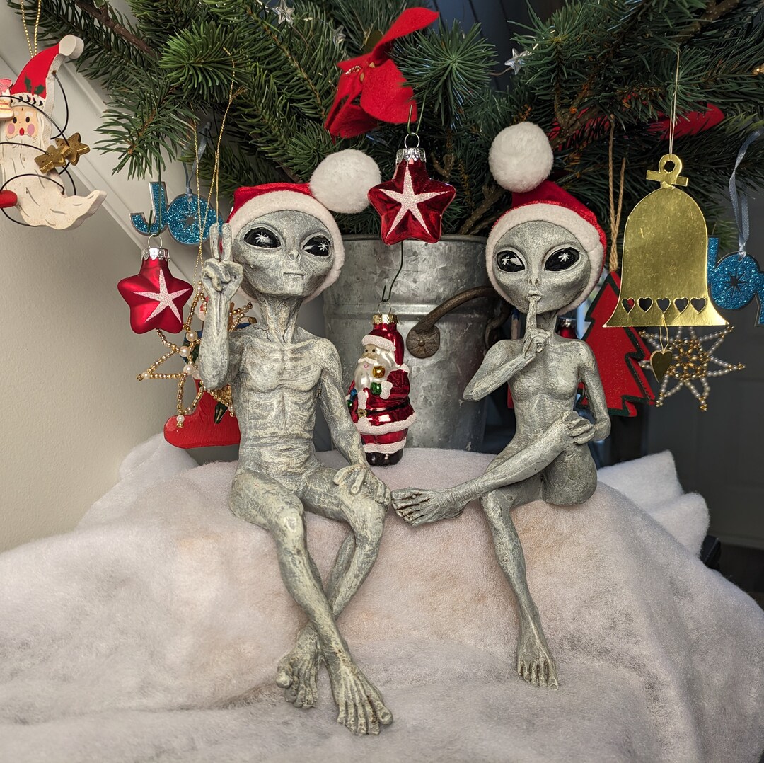 Alien Invasion Christmas Decoration Alien Statues Ledge Loungers 10 “ H ...