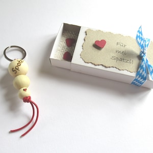 Bayerische Geschenktüte "Spatzl" mit Schlüsselanhänger - Geschenkbox - Gravur - Brandmalerei