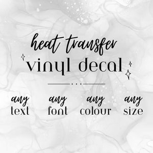 Könnte beinhalten: Wärmetransfer-Vinyl-Aufkleber, anpassbar mit beliebigem Text, Schriftart, Farbe und Größe. Der Aufkleber ist auf einem weißen Hintergrund mit grauen marmorartigen Mustern dargestellt.