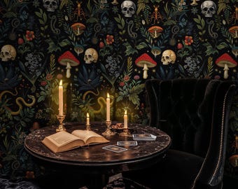 Puede incluir: Una habitación oscura con sillas de terciopelo negro y una mesa redonda de madera. La mesa tiene un libro, velas y cartas de tarot. Las paredes están cubiertas con un papel tapiz oscuro con un patrón repetitivo de calaveras, hongos y serpientes.