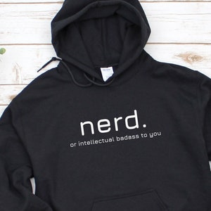 Könnte beinhalten: Schwarzer Kapuzenpullover mit dem Text "nerd. or intellectual badass to you" in weißen Buchstaben.