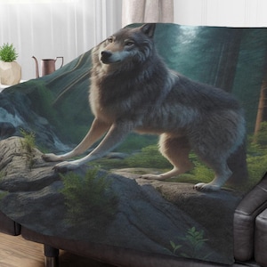 Op de afbeelding: Een grijze wolf staat op een rots in een bosrijke omgeving. De wolf kijkt naar links van de afbeelding. De achtergrond is een donkergroen bos met een waterval in de verte.