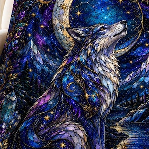 Peut inclure: Un plaid rectangulaire orné d'une illustration colorée de style vitrail représentant un loup hurlant devant un grand croissant de lune. Le motif intègre des nuances profondes de bleu et de violet, des montagnes, des cristaux et des fleurs.