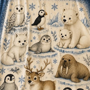 Könnte beinhalten: Eine weiche, flauschige Wohndecke mit cremefarbenem Mittelteil und einem Muster aus arktischen Tieren, darunter eine Schnee-Eule, ein Papageientaucher, ein Eisbär, ein Polarfuchs, eine Robbe, ein Walross, ein Rentier, Pinguine, ein Hase und ein Orca.