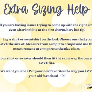 K&ouml;nnte beinhalten: Ein gelber Hintergrund mit wei&szlig;em Text, der "Extra Sizing Help" lautet. Der Text erkl&auml;rt, wie man ein Hemd oder einen Pullover misst, um die richtige Gr&ouml;&szlig;e zu bestimmen. Der Text enth&auml;lt auch den Satz "PJs Good Vibes".