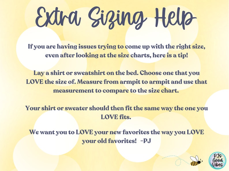 K&ouml;nnte beinhalten: Ein gelber Hintergrund mit wei&szlig;em Text, der "Extra Sizing Help" lautet. Der Text erkl&auml;rt, wie man ein Hemd oder einen Pullover misst, um die richtige Gr&ouml;&szlig;e zu bestimmen. Der Text enth&auml;lt auch den Satz "PJs Good Vibes".