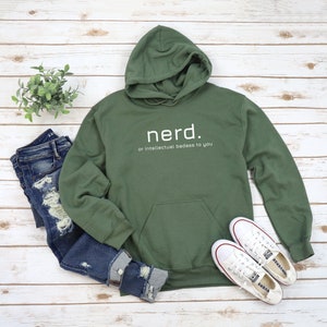 K&ouml;nnte beinhalten: Ein gr&uuml;ner Kapuzenpullover mit dem Text "nerd. or intellectual badass to you" in Wei&szlig;.