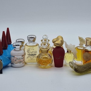 The scents are vintage. Miniatures. Women&#39;s perfume.