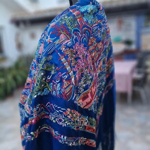 Mantón de manila de seda vintage para flamenca. Cuenta con bordado a mano  y flecos largos.