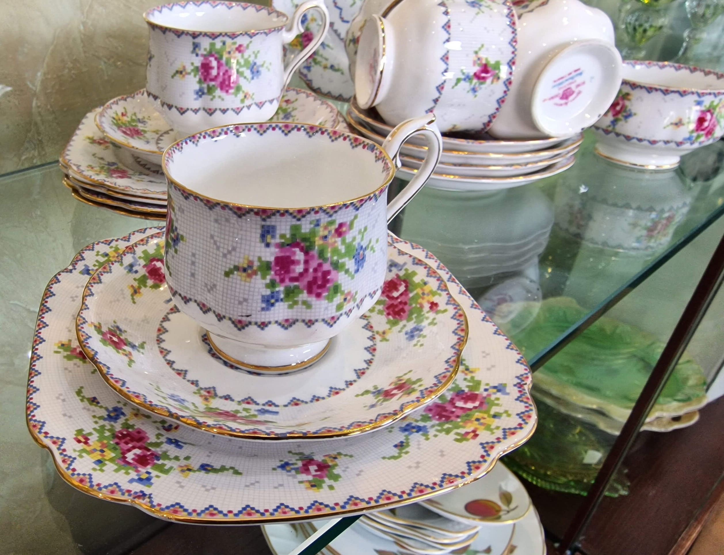 Royal Albert Petit Point Tee Trio, Vintage Bone China Tasse Untertasse Teller 3er Set, Englisches Porzellan Geschirr 1960er, Sammlerstück