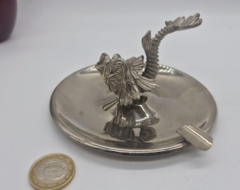 Vintage verzilverde asbak met mythologische vis, klassieke heraldische dolfijn vide-poche, barware uit de jaren 1960