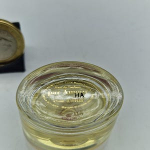 K&ouml;nnte beinhalten: Ein klarer Glasparf&uuml;mflakon mit goldenem Etikett. Das Etikett lautet "par Armani HA" und "4,5 ml 0,15 FL.OZ". Die Flasche enth&auml;lt eine hellgelbe Fl&uuml;ssigkeit.