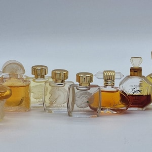 The scents are vintage. Miniatures. Women&#39;s perfume.