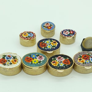 Vintage italiensk mikromosaik pillerdoska, mässings- och blommigt glasask, samlarobjekt miniatyr smyckeskrin från 1960-talet, Italien