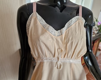 Vintage Viscose Onderjurk Combinatie Jaren 50, Roze Lingerie met Handborduurwerk en Kant, Retro Satijn Look, Borst 84cm Lengte 100cm
