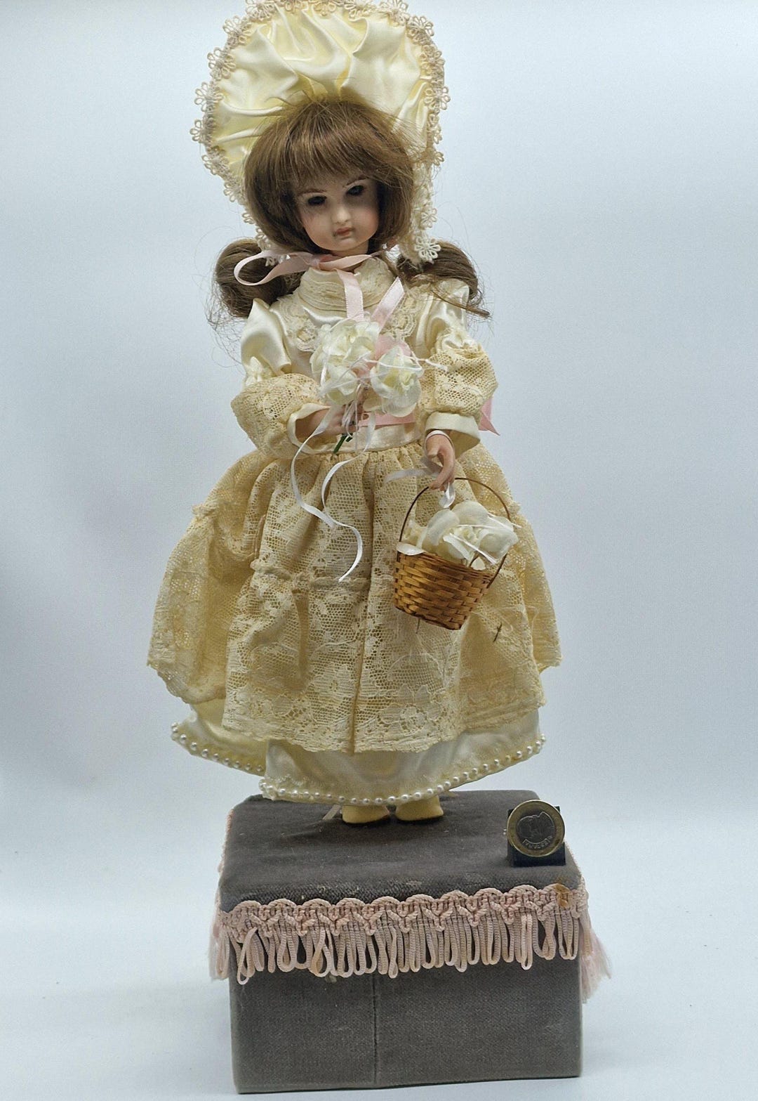 Poupée Porcelaine 40cm env. • COQUINE, BLONDE, YEUX BLEUS, ROBE VERT