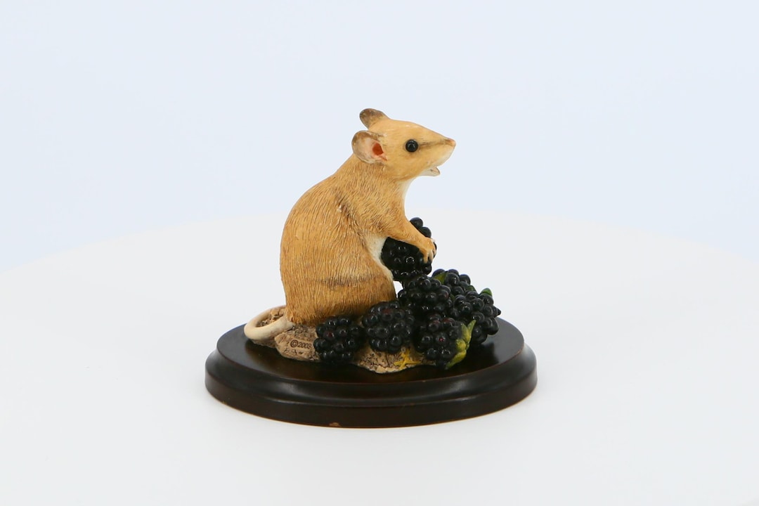 ネズミのフィギュア、手描き、03165、ベリーを食べるネズミ - Etsy 日本