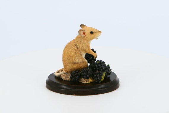 ネズミのフィギュア、手描き、03165、ベリーを食べるネズミ - Etsy 日本