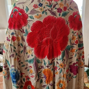 Châle de Manille Châle de Manille en soie vintage pour le flamenco. Il présente une broderie à la main recto verso et de longues franges.