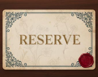 Könnte beinhalten: Eine rechteckige Karte mit cremefarbenem Hintergrund und einer blassen floralen Strichzeichnung. Das Wort RESERVE ist mittig in Gold gedruckt. Ein dunkelblauer Zierrahmen umrandet die Karte und ein rotes Wachssiegel mit einem R ist in der Ecke.