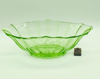 マイセン　ヴィンテージ　緑色の花柄ガラスボウル ヴィンテージウランガラス製台座付き皿／UV反応性ワセリンガラス／花柄