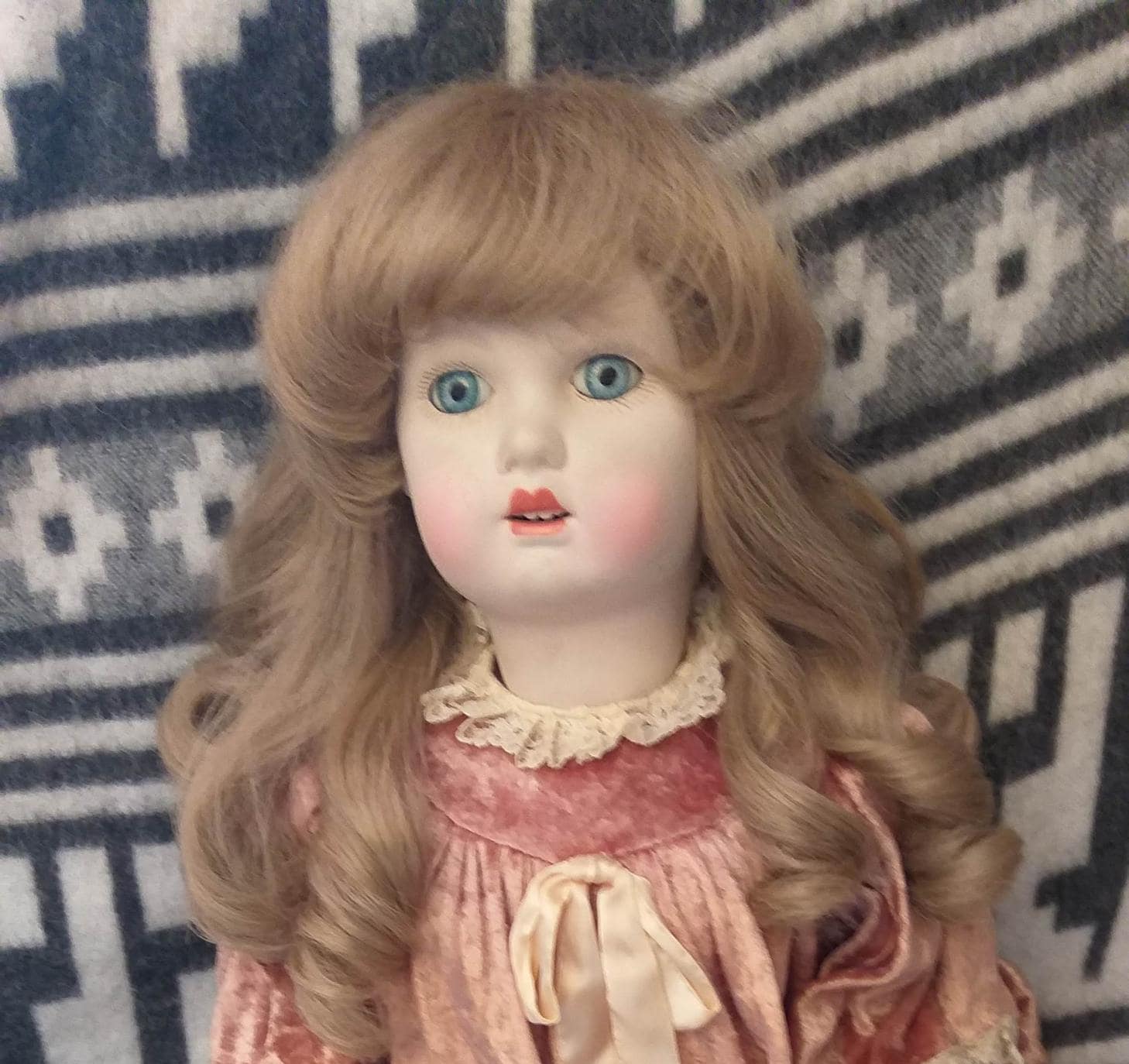 Ancienne Poupée Tête Papier Mâché Corps Paille et chiffon