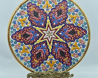 Plato de cerámica española con esmaltes en relieve y oro de 24K