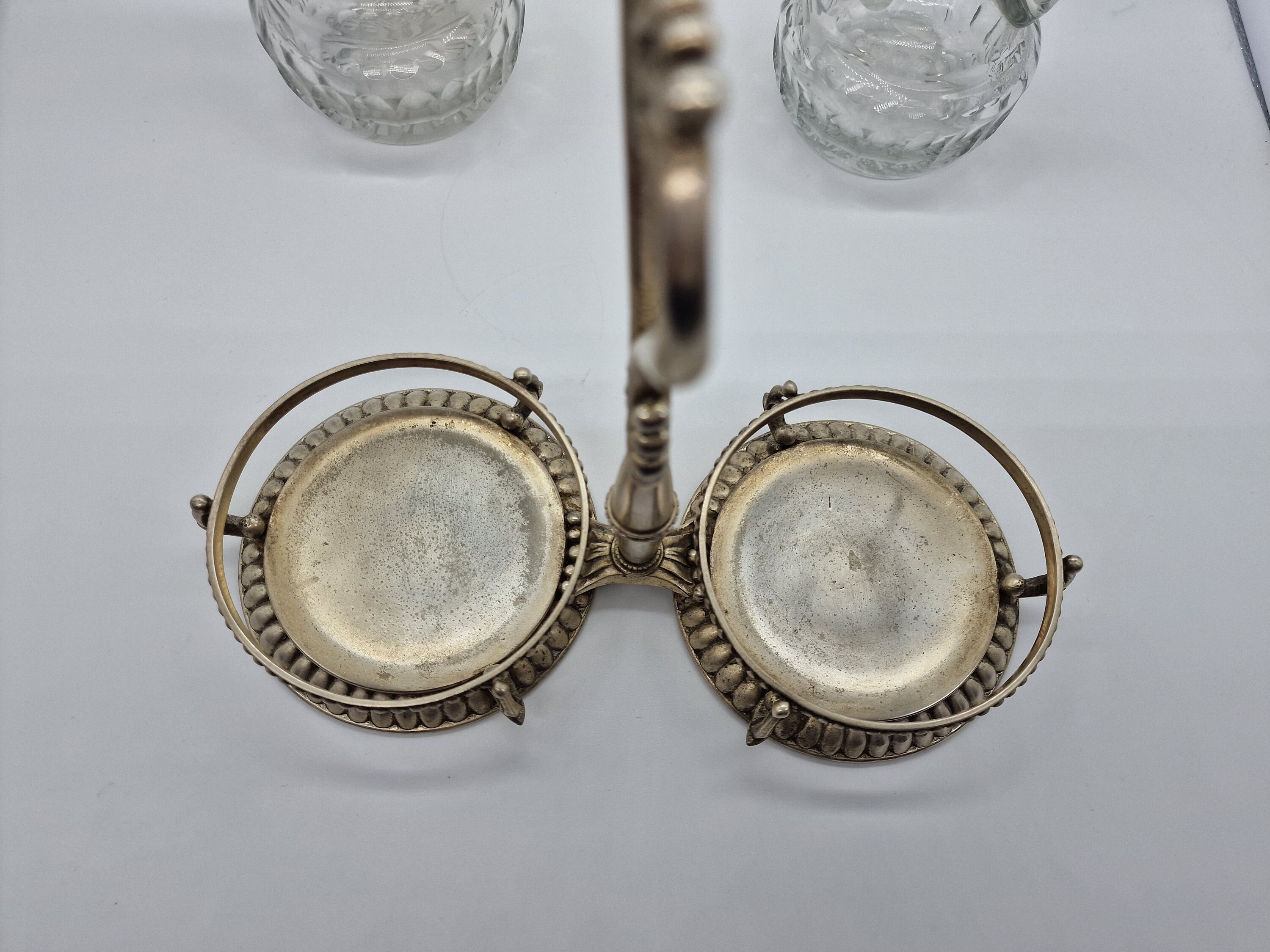 Sold Price: Huilier vinaigrier en métal ajouré et argenté avec prise de