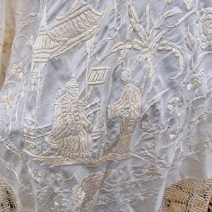 Châle de Manille en soie vintage pour le flamenco. Il présente une broderie à la main recto verso et de longues franges.