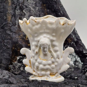 Vase to decorate the altar of the house