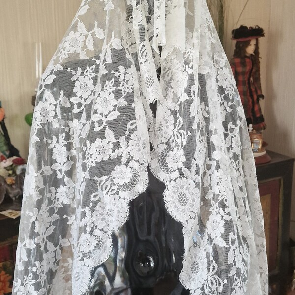 Large vintage Spanish mantilla. Catholic veil. Church handkerchief. lace mantilla