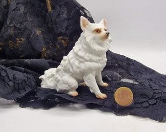 Vintage Spitz Hundefigur aus Bisquitporzellan, Matte Handbemalte Pomeranian Statue, Nummerierte Sammler Tierfigur für den Schreibtisch