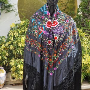 Châle vintage en soie de Manille pour flamenco. Il présente une broderie à la main et de longues franges.