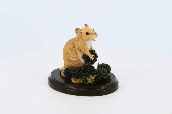 和装・和小物 maki-mouse Mouse Figure, Hand Painted, 03165, Mouse Eating Berries - Etsy