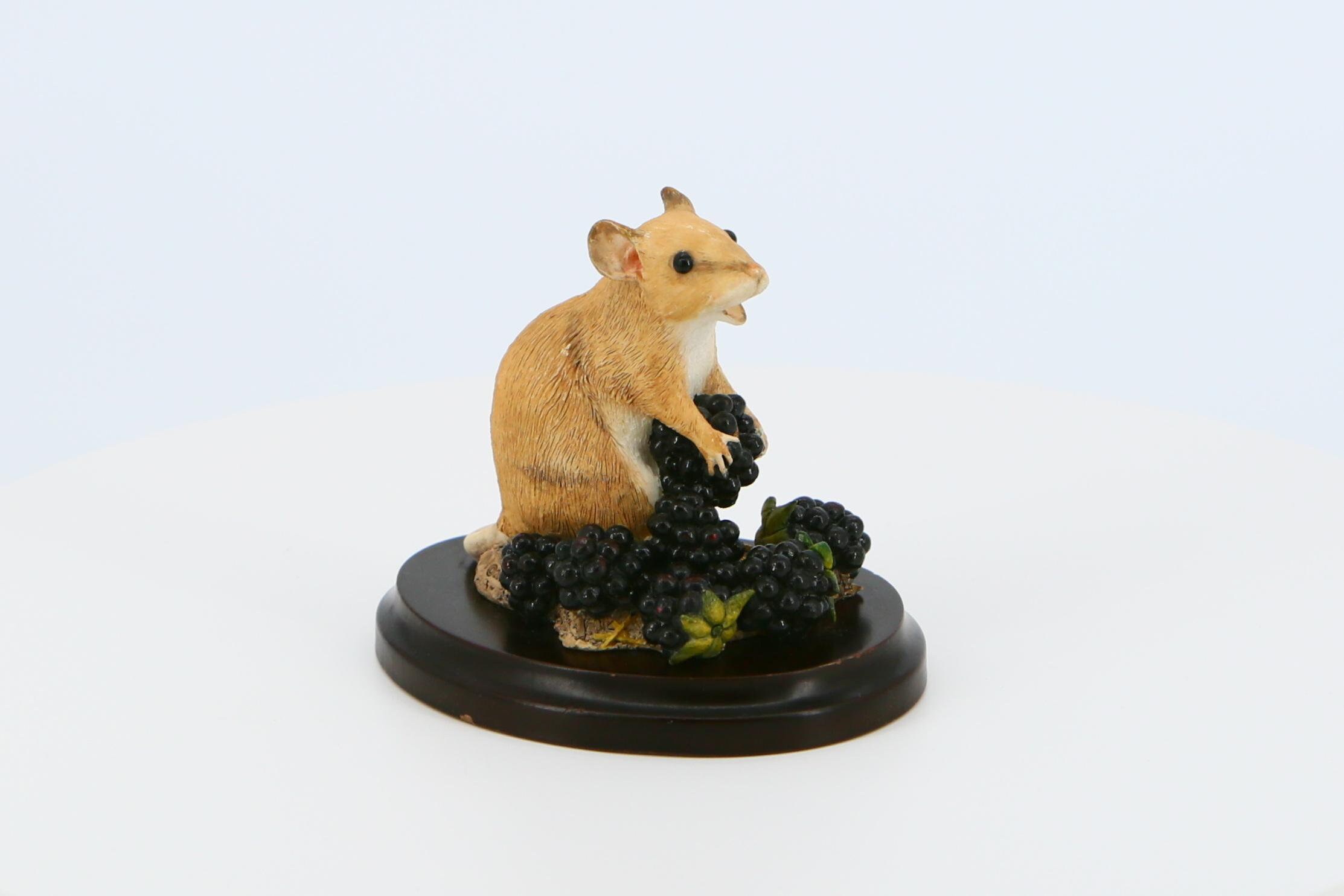 彫刻　ネズミ　鼠　貴重 ネズミのフィギュア、手描き、03165、ベリーを食べるネズミ - Etsy 日本