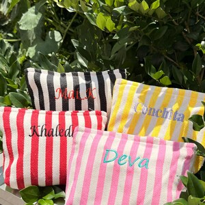 Pastell Gestreifte Monogramm Make-up-Tasche, personalisierte Kulturtasche, bestickter Kosmetikbeutel, Brautgeschenk, Muttertag Kokette