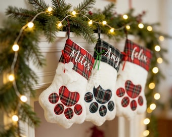 Personalisierter Haustier-Pfötchen-Druck-Weihnachtsstrumpf, benutzerdefinierter Name-Plaid-Urlaubsdekor, Hundekatzen-Liebhaber-Weihnachtsgeschenk, Kamin-Mantel-hängende Socke