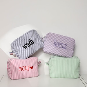 Personalisierte Seersucker Kosmetiktasche, Kulturbeutel mit Monogramm, Geschenk zur Braut, Brautjungfer Geschenk, Brautjungfer Make-up Tasche, Kosmetiktasche