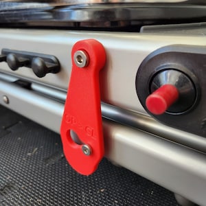 Weber Traveler レッド「カートラッチ」交換品